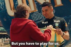 O abraço entre Modric e Casemiro: depois de 10 anos juntos, agora rivais