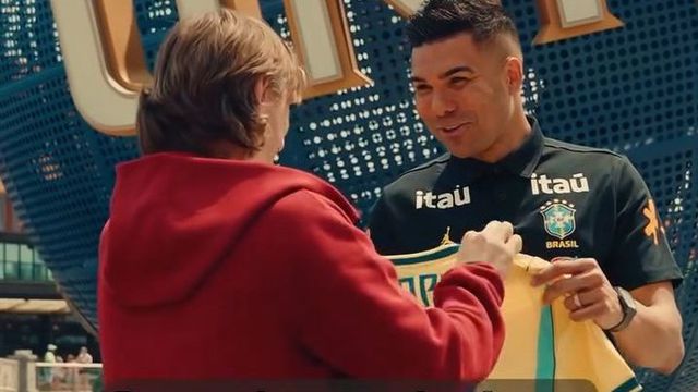 O abraço entre Modric e Casemiro: depois de 10 anos juntos, agora rivais
