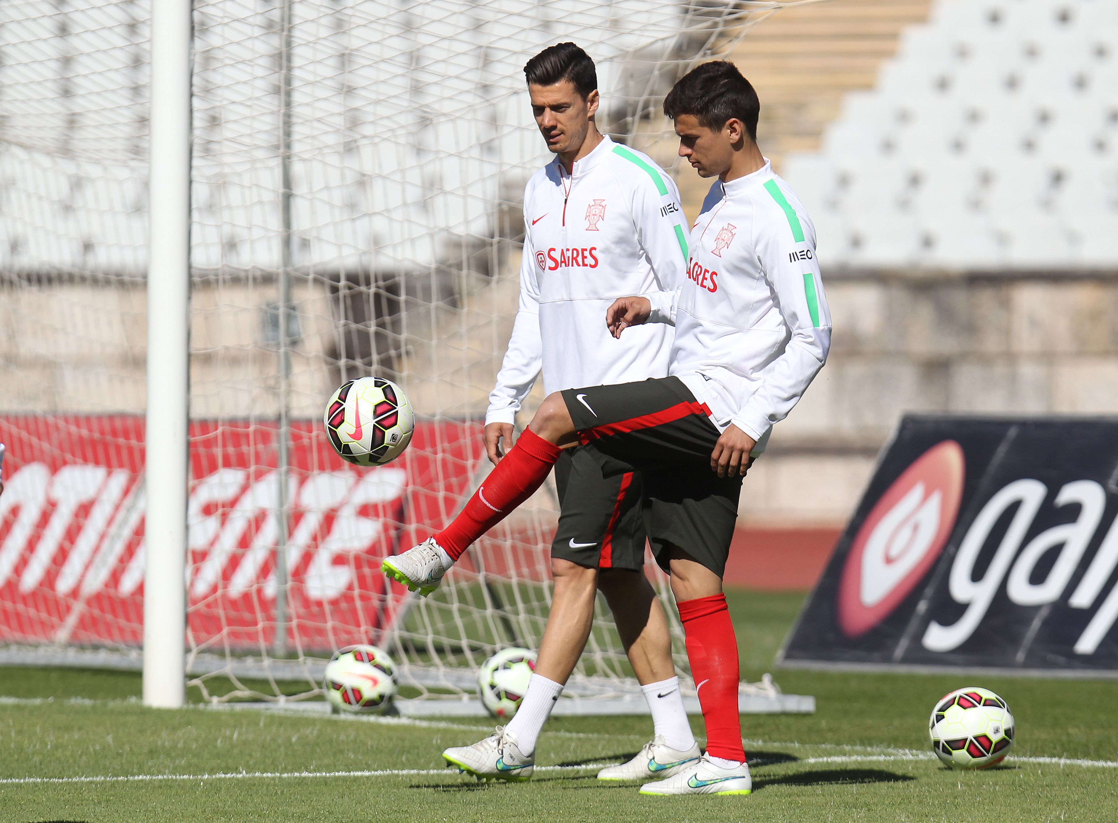 Rui Fonte (zero internacionalizações A) ao lado do irmão José, em treino de preparação para o amigável com os cabo-verdianos - Foto: MIGUEL NUNES/ASF