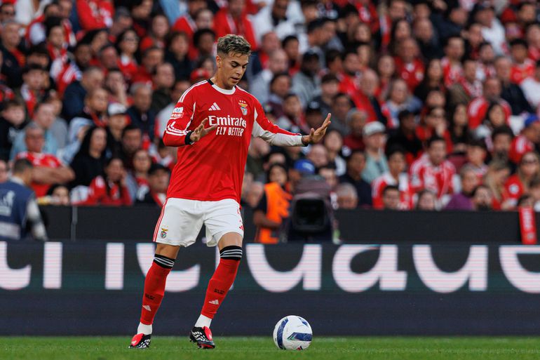 Enzo Barrenechea (€3M + €12M): 2 golos e uma assistência em 40 jogos. O médio argentino pegou rapidamente de estaca, perdeu fulgor no início de 2026 devido a lesão e já foi criticado por Mourinho em inúmeras ocasiões Foto: Miguel Nunes