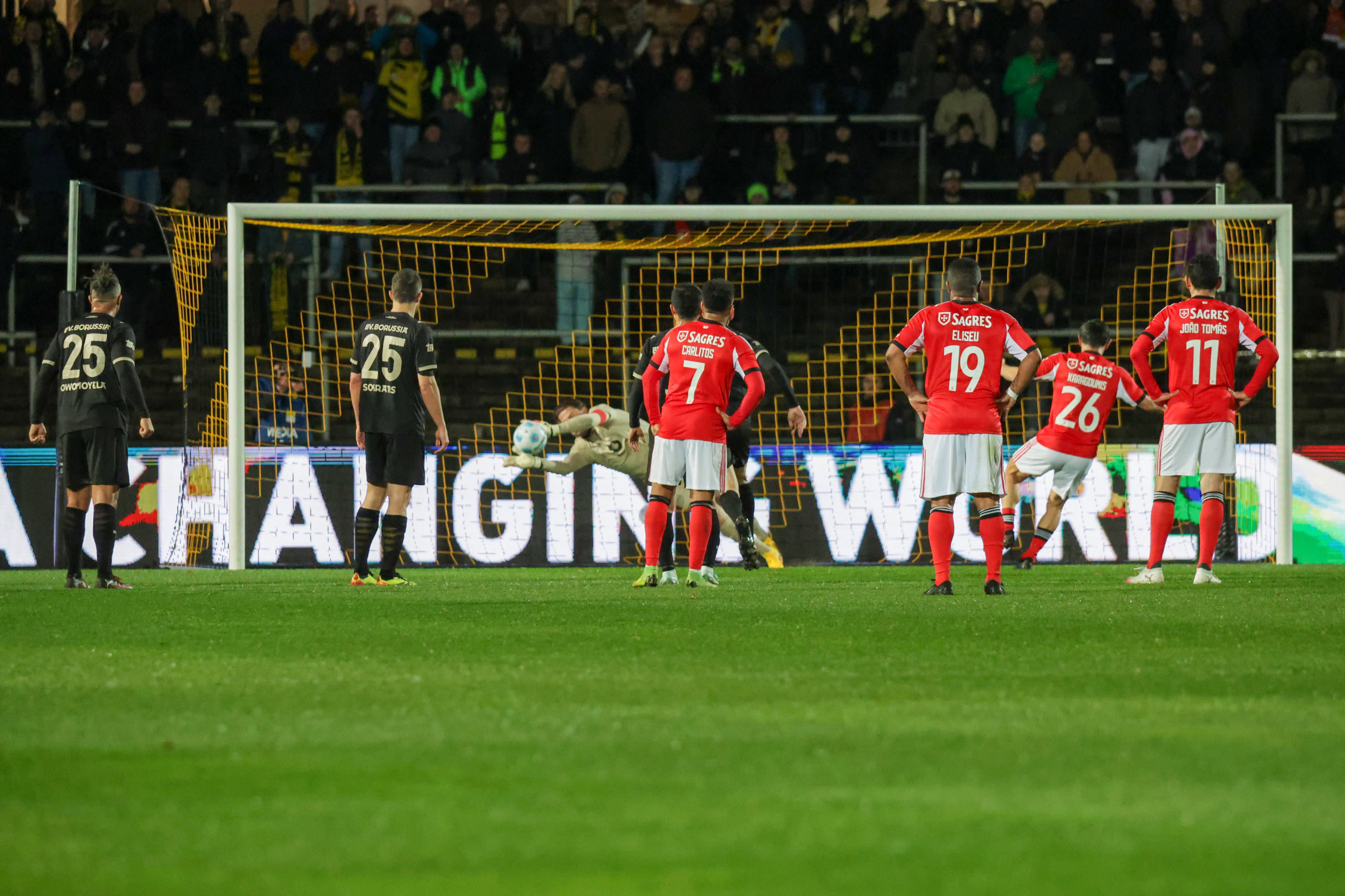 O penálti defendido por Weidenfeller - - Foto: IMAGO