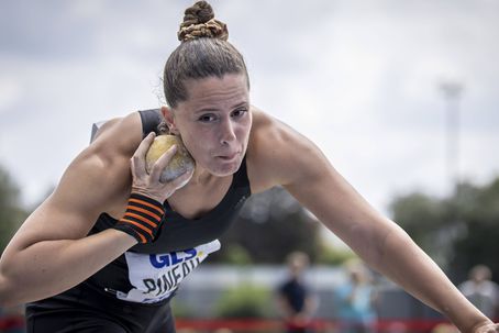 A francesa Elisa Pineau, de 27 anos, anunciou que foi diagnosticada com um cancro da mama. IMAGO