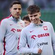 Inseparáveis... também na seleção: Bednarek não larga Pietuszewski (vídeo)