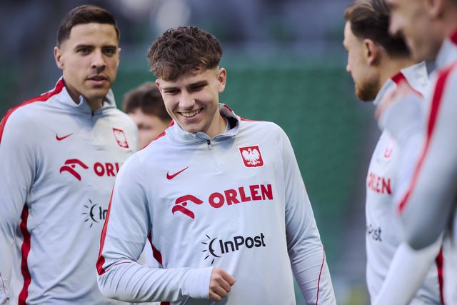Inseparáveis... também na seleção: Bednarek não larga Pietuszewski (vídeo)