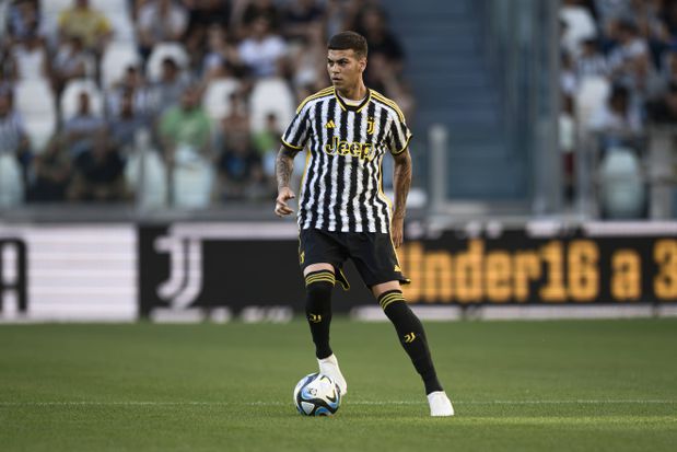 Enzo Barrenechea com a camisola da Juventus