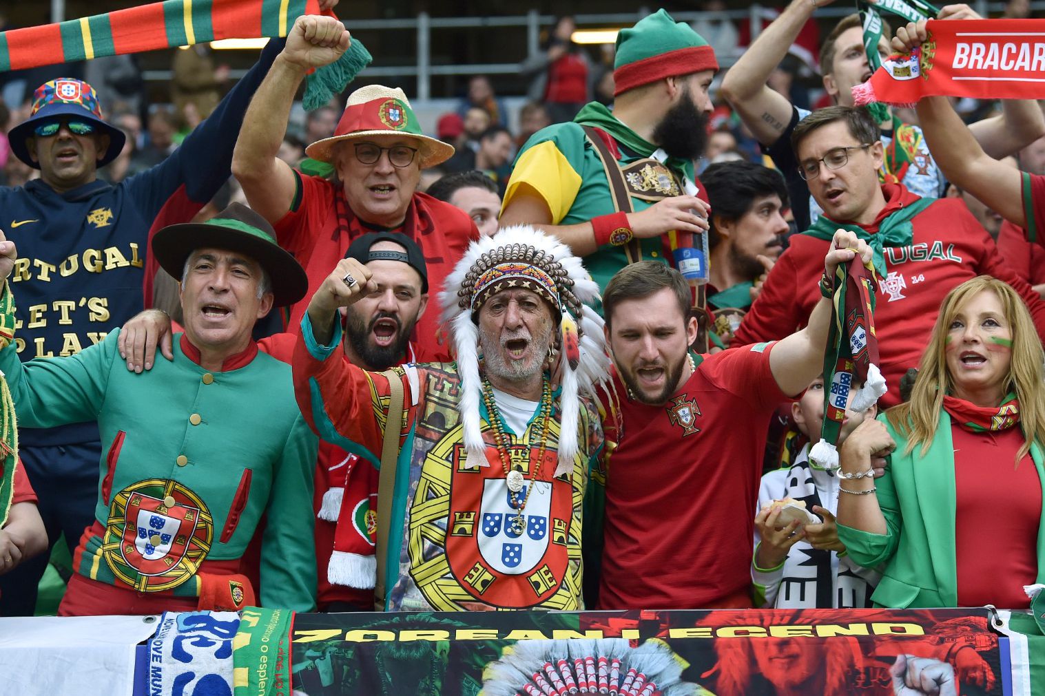 Carlos Brum, ao centro, conhecido como o adepto n.º 1 da Seleção Nacional. Foto Miguel Nunes