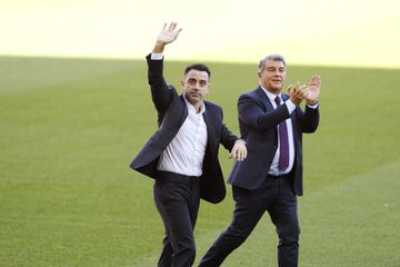Oficial: Xavi Hernández fica no Barcelona