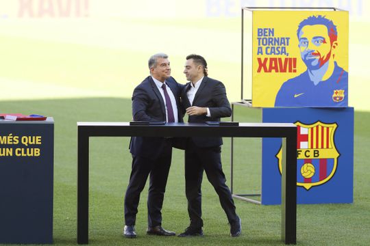 Vídeo: Laporta emociona-se ao falar de Xavi