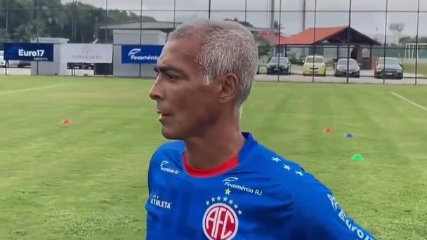 VÍDEO: Romário já se treina para regresso aos relvados