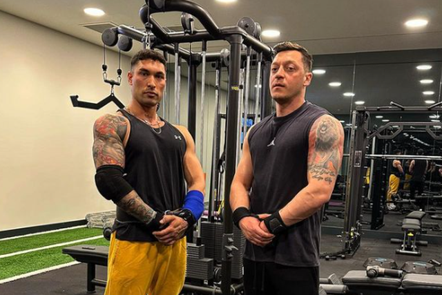 Ozil acusado de querer tornar-se num «pequeno Ronaldo»: «Até Messi…»