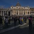 Longas filas no Vaticano