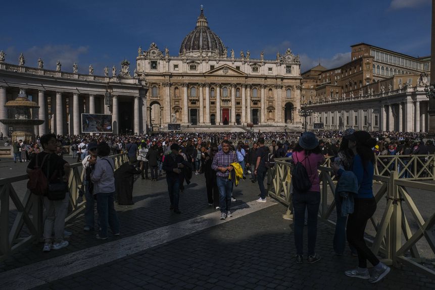 Longas filas no Vaticano