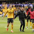 Vítor Pereira, treinador do Wolverhampton, em festa com os jogadores e adeptos