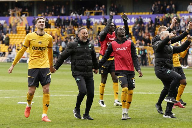 Vítor Pereira, treinador do Wolverhampton, em festa com os jogadores e adeptos