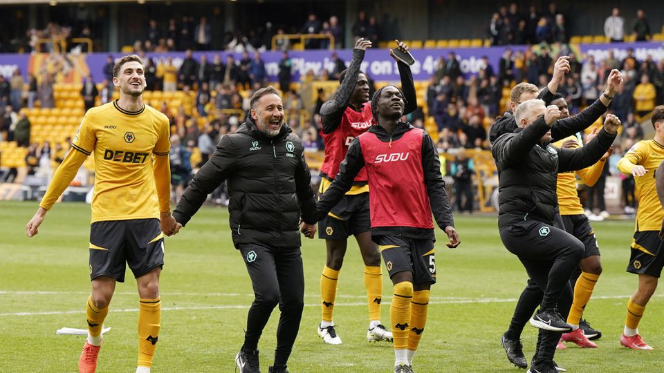 Vítor Pereira, treinador do Wolverhampton, em festa com os jogadores e adeptos