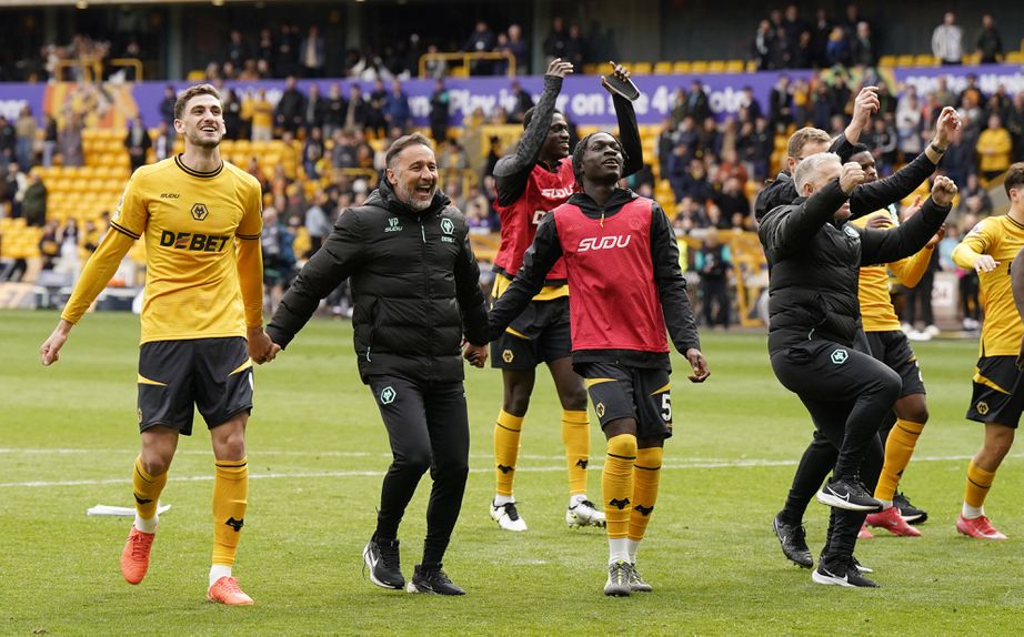 Vítor Pereira, treinador do Wolverhampton, em festa com os jogadores e adeptos