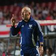 Leonardo Jardim, treinador de 50 anos que desde 4 de fevereiro último está no Cruzeiro (de Belo Horizonte, Brasil) dá indicações a um jogador durante um encontro do Brasileirão