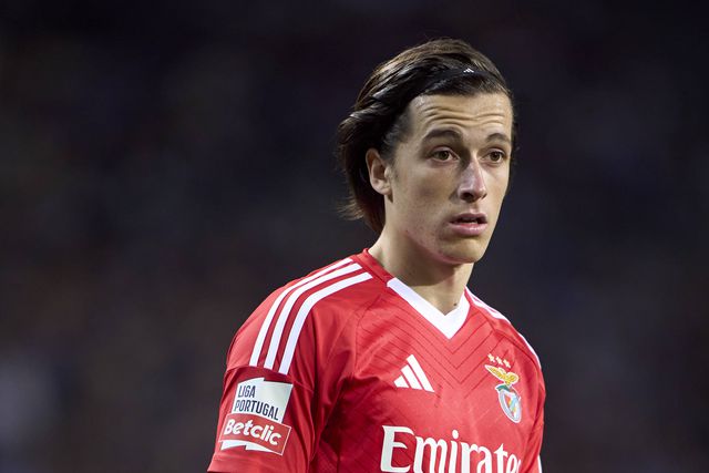 Carreras, lateral do Benfica, a observar durante um jogo