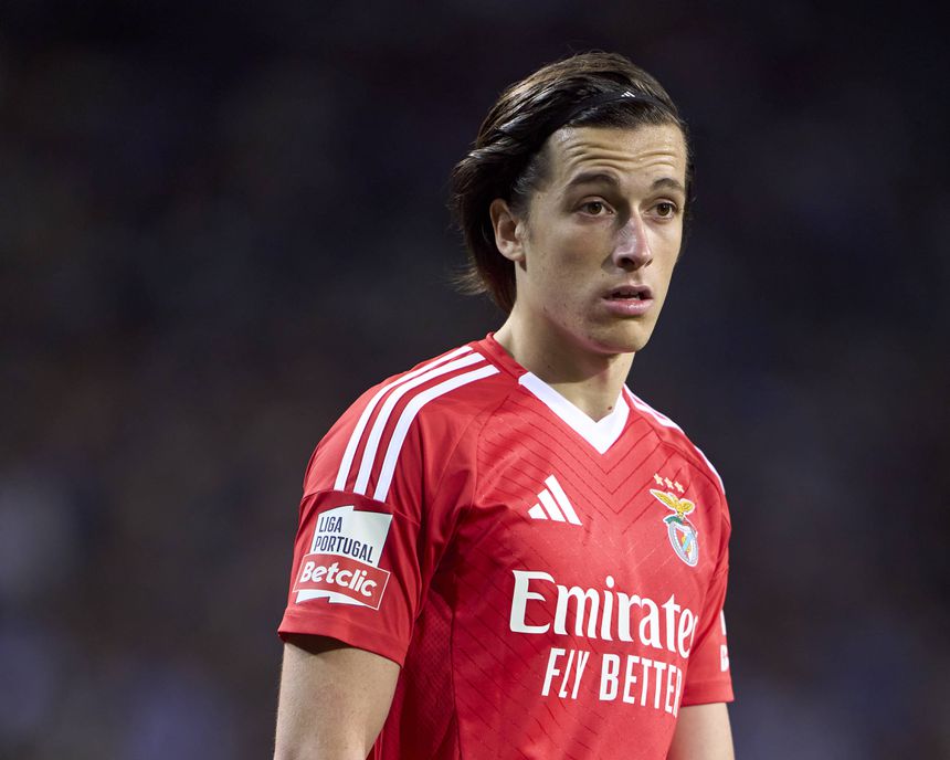 Carreras, lateral do Benfica, a observar durante um jogo