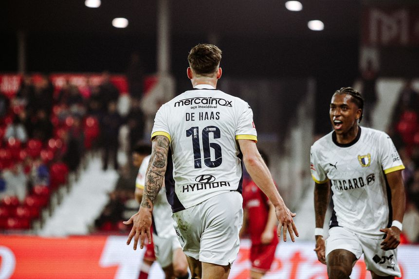 Defesa-central neerlandês colocou os azuis e brancos em vantagem no dérbi minhoto (Foto: Famalicão)