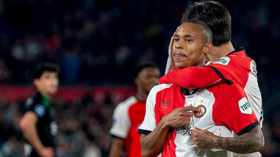 Igor Paixao celebra mais um golo para o Feyenoord, agora diante o PEC Zwolle