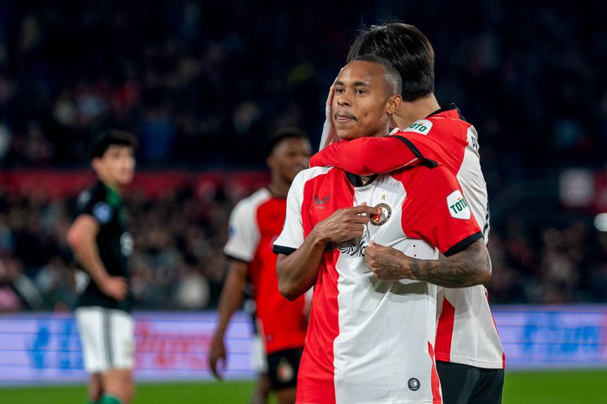Igor Paixao celebra mais um golo para o Feyenoord, agora diante o PEC Zwolle