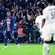 Luis Enrique, treinador do PSG, de braços cruzados a olhar para o relvado