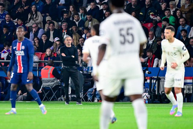 Luis Enrique, treinador do PSG, de braços cruzados a olhar para o relvado