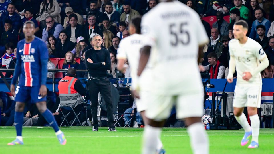 Luis Enrique, treinador do PSG, de braços cruzados a olhar para o relvado