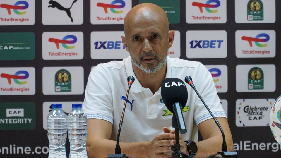Miguel Cardoso em conferência de imprensa pelo Mamelodi Sundowns