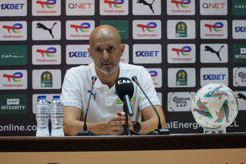 Miguel Cardoso em conferência de imprensa pelo Mamelodi Sundowns