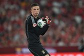 Trubin, guarda-redes ucraniano do Benfica, com a bola segura nas mãos