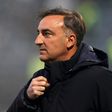 Carlos Carvalhal em Famalicão, olha pensativo para dentro de campo