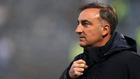 Carlos Carvalhal de braço ao peito após queda no SC Braga-Santa Clara