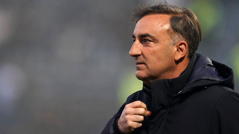 Carlos Carvalhal de braço ao peito após queda no SC Braga-Santa Clara