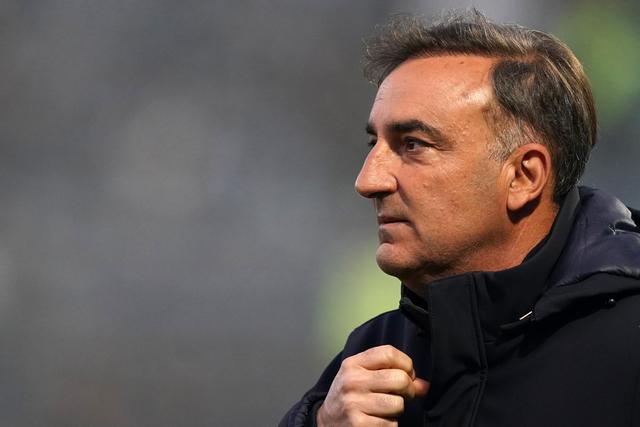 Carlos Carvalhal em Famalicão, olha pensativo para dentro de campo
