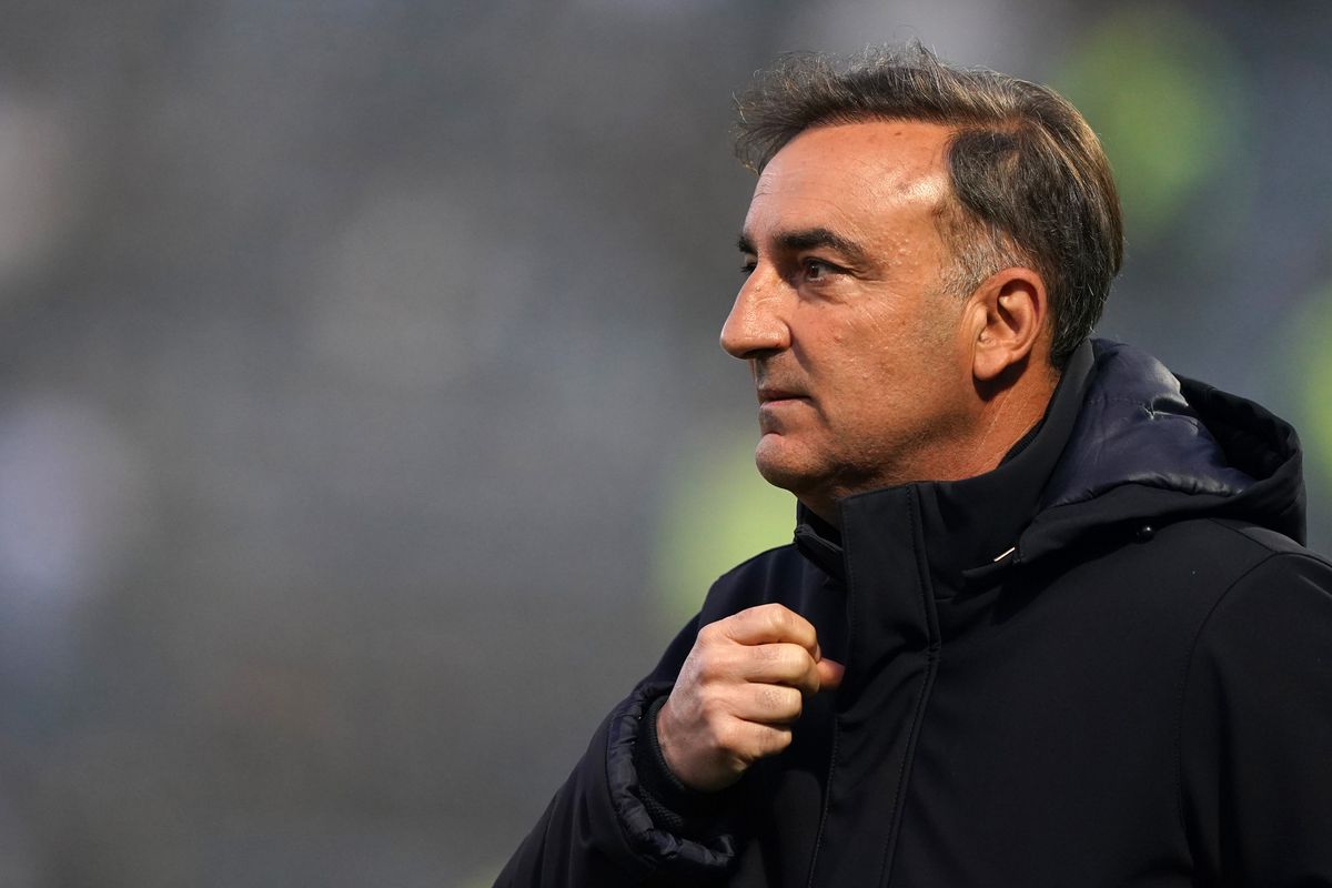 Carlos Carvalhal de braço ao peito após queda no SC Braga-Santa Clara