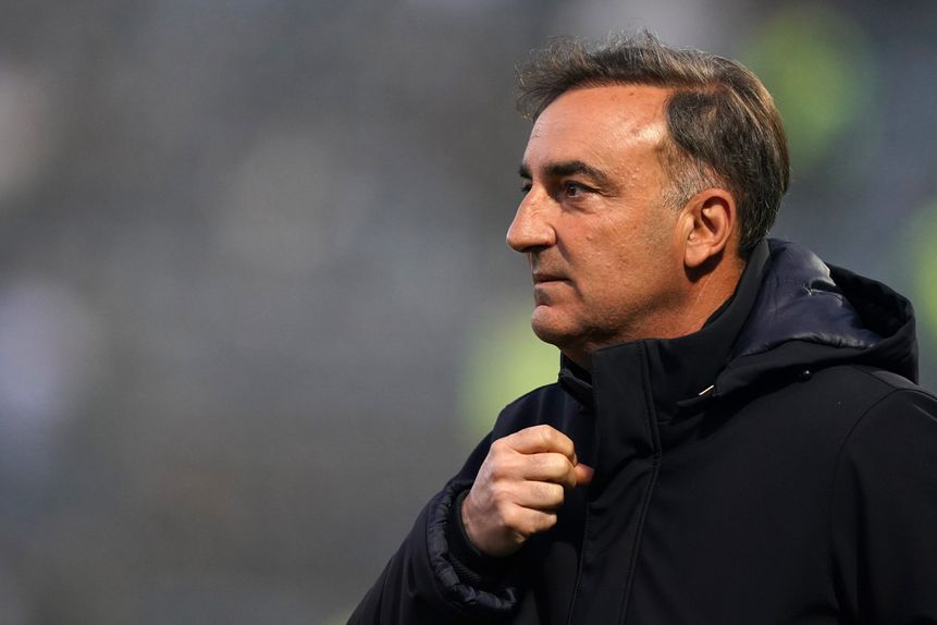 Carlos Carvalhal em Famalicão, olha pensativo para dentro de campo