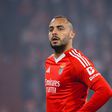Arthur Cabral, ponta de lança do Benfica, expectante num jogo