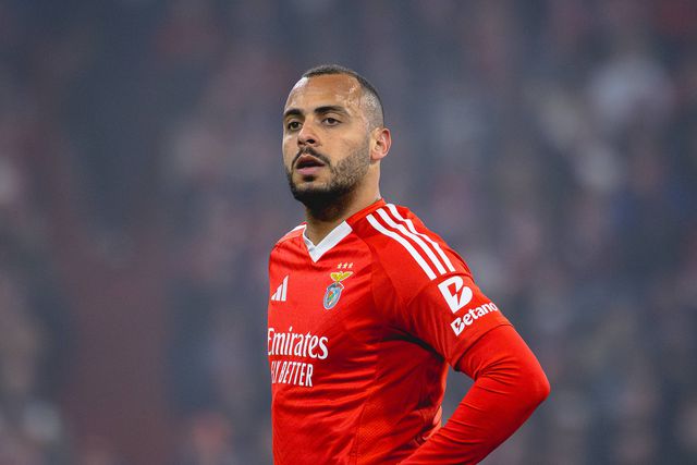 Arthur Cabral, ponta de lança do Benfica, expectante num jogo