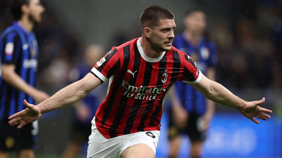 Luka Jovic corre e abre os braços, celebrando o golo marcado ao Inter