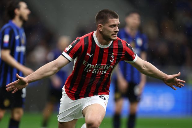 Luka Jovic corre e abre os braços, celebrando o golo marcado ao Inter