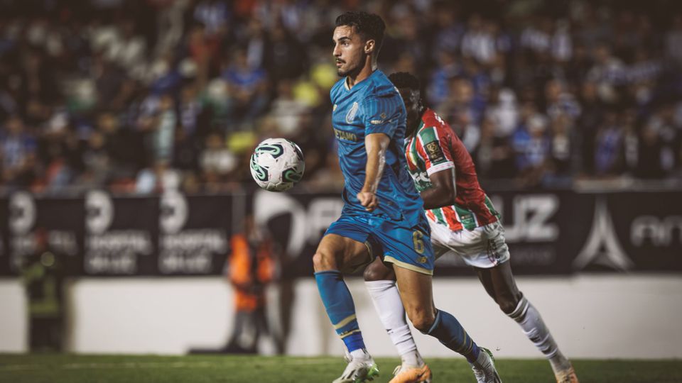 Eustáquio no duelo com os tricolores no Estádio José Gomes na  época transata