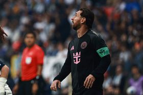 Vídeo: mostram uma camisola de Ronaldo a Messi e ele reage assim 