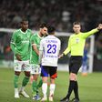 Árbitro François Lextier no dérbi entre Lyon e Saint-Étienne
