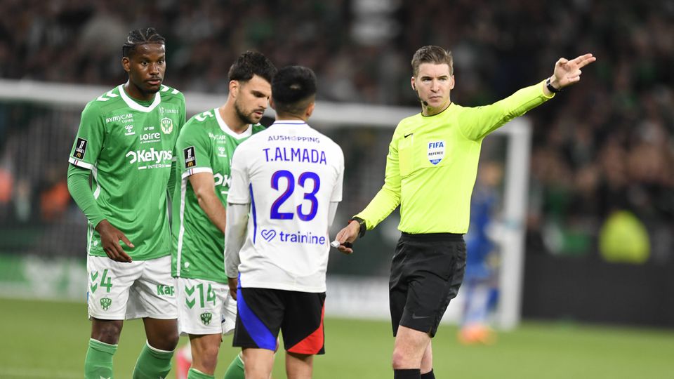 Árbitro François Lextier no dérbi entre Lyon e Saint-Étienne