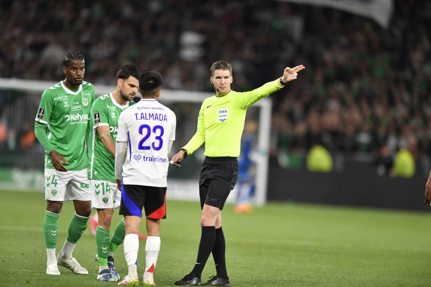 Árbitro François Lextier no dérbi entre Lyon e Saint-Étienne