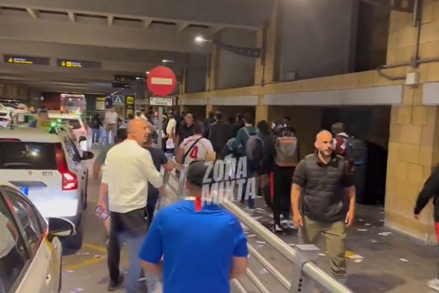 Tensão em Sevilha: insultos e notas falsas atirados ao presidente