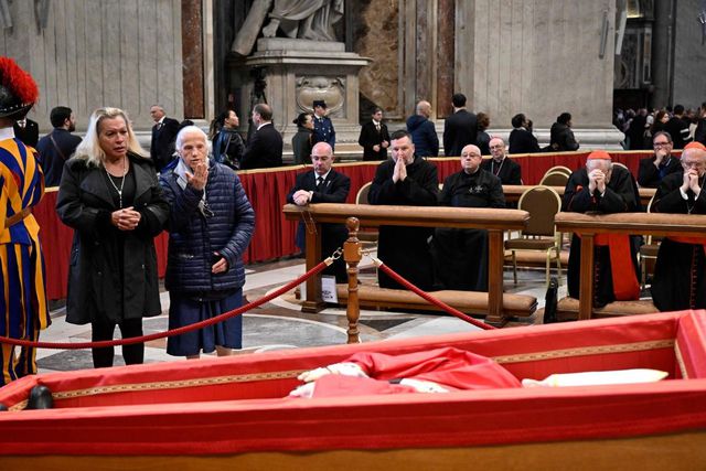 Geneviève Jeanningros e Laura despedem-se do Papa (Vatican News)