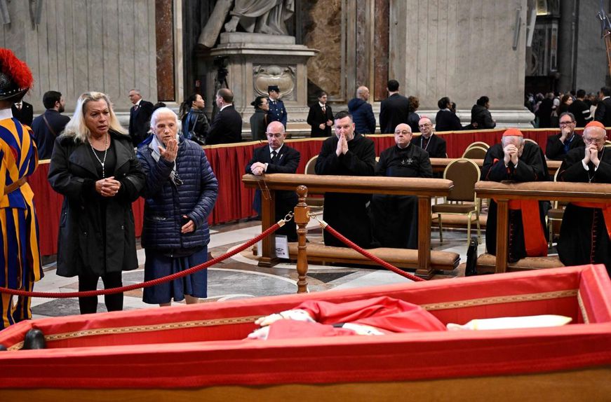 Geneviève Jeanningros e Laura despedem-se do Papa (Vatican News)